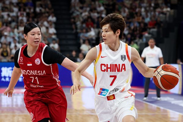杨家姐妹扛大旗：杨力维6中5全队最高分 杨舒予12分罚球成短板__杨家姐妹扛大旗：杨力维6中5全队最高分 杨舒予12分罚球成短板