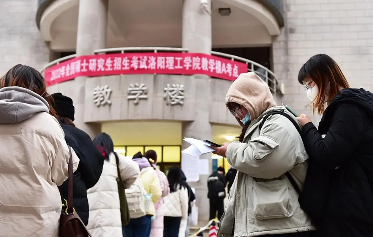 公务员假期加班有三倍工资吗_公务员假期加班_