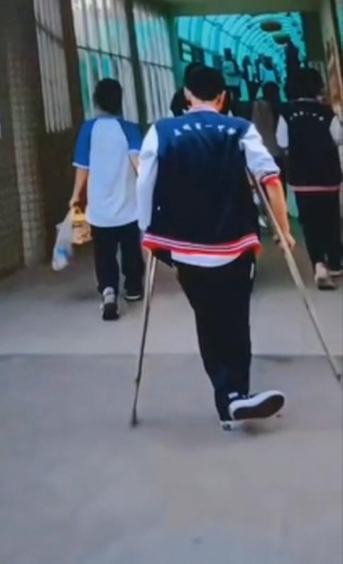 痛惜！凉山“拄拐少年”被宁夏大学录取，录取通知书送达时他已因病离世