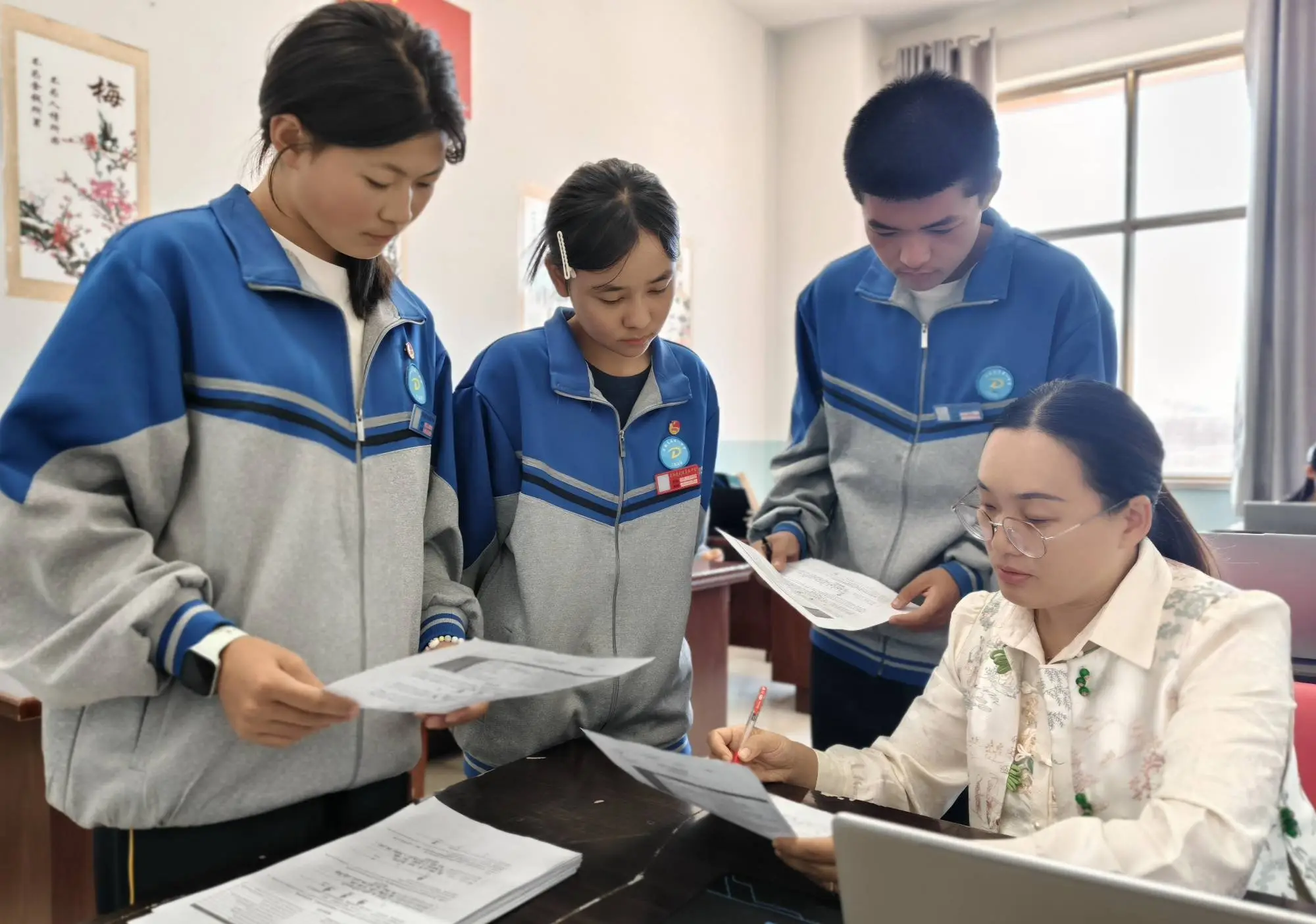 情系边疆育桃李 躬耕教坛绽芳华_情系边疆育桃李 躬耕教坛绽芳华_