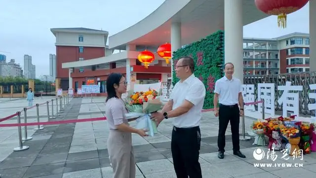 晨光中的礼赞——汉阴县第二高级中学举行教师节庆祝活动