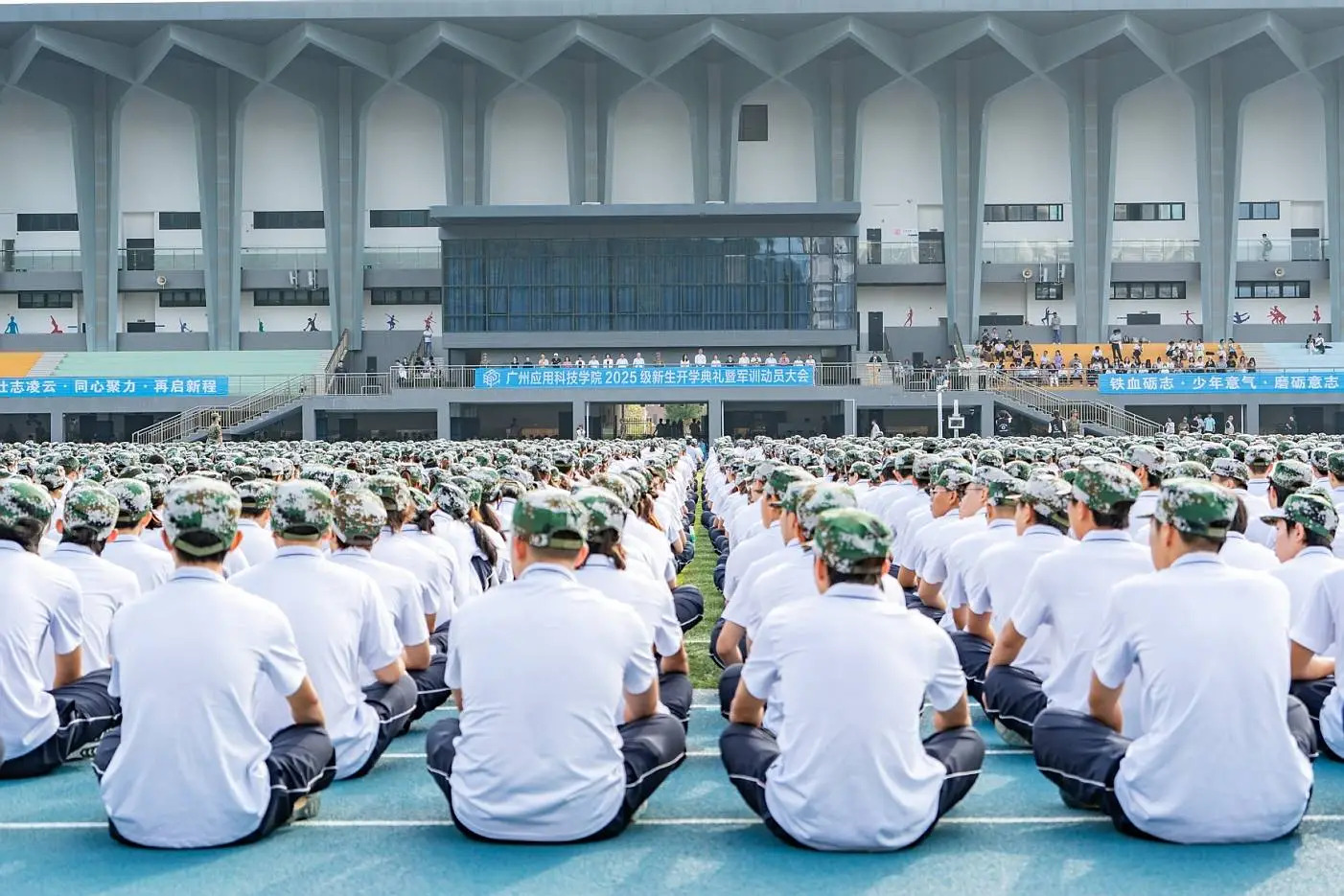 _学生开启“适者大成”真人闯关！广应科迎7100余名新生开学_学生开启“适者大成”真人闯关！广应科迎7100余名新生开学