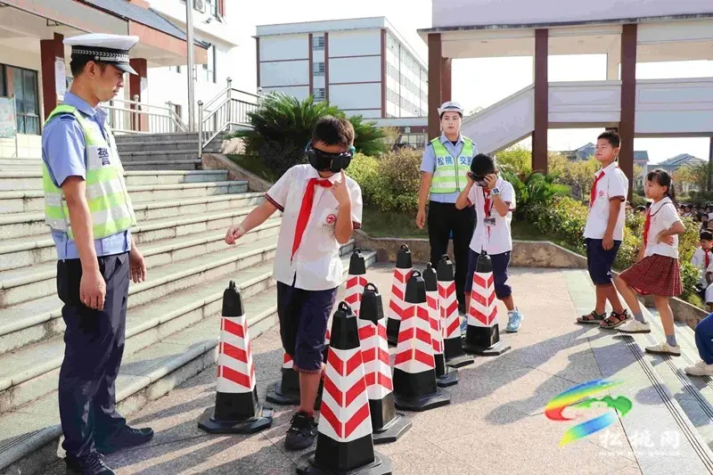 _公安护航开学_公安开学第一课
