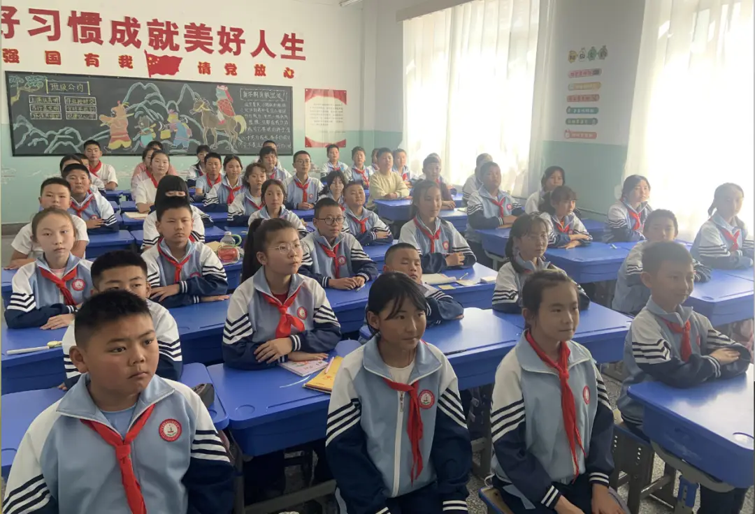 _民警在学校开展法治宣传_开展法治宣传活动总结