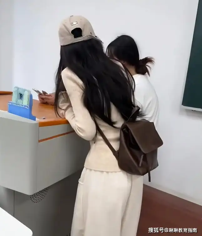 _关于晒室友照片说说的_室友合拍照片发朋友圈说说