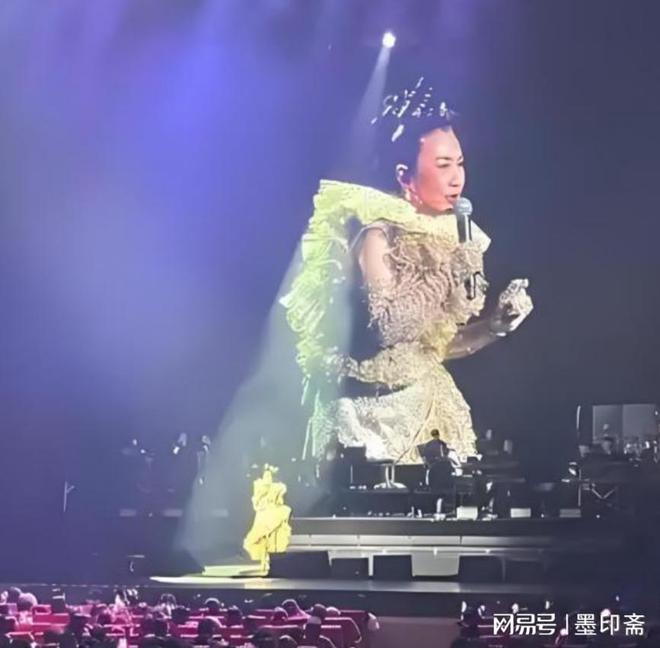 一场演唱会，让她看到了人情冷暖，面对全网恶评她竟做出这样举动_一场演唱会，让她看到了人情冷暖，面对全网恶评她竟做出这样举动_
