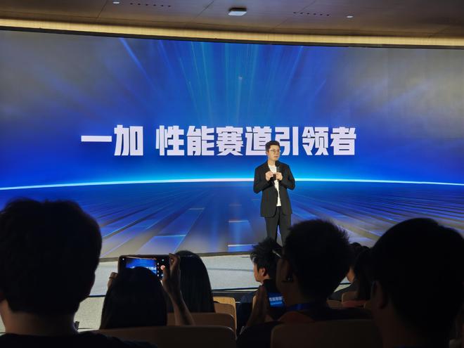 足球首发加替补多少人_足球首发加替补一共多少人_