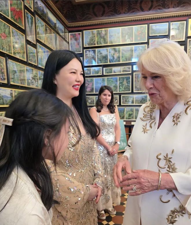 _李湘与英国王后卡米拉握手照火了，还穿亮片礼服闪耀晚宴，真贵气_李湘与英国王后卡米拉握手照火了，还穿亮片礼服闪耀晚宴，真贵气
