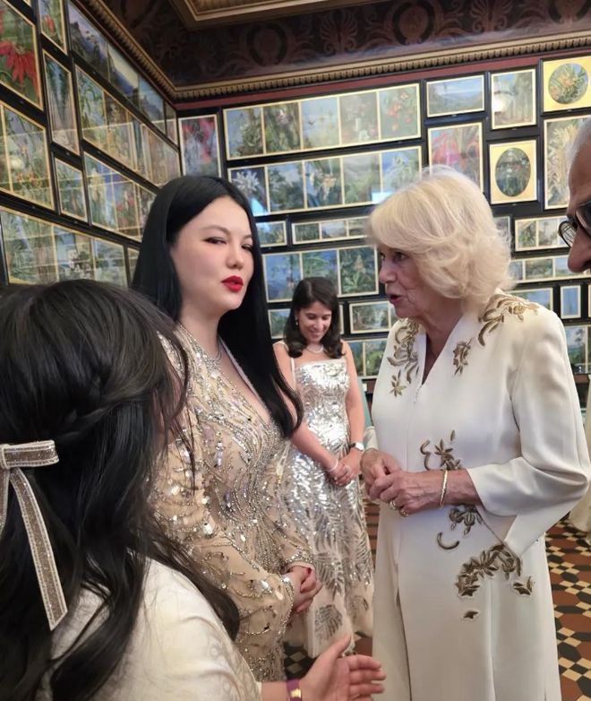 李湘与英国王后卡米拉握手照火了，还穿亮片礼服闪耀晚宴，真贵气__李湘与英国王后卡米拉握手照火了，还穿亮片礼服闪耀晚宴，真贵气
