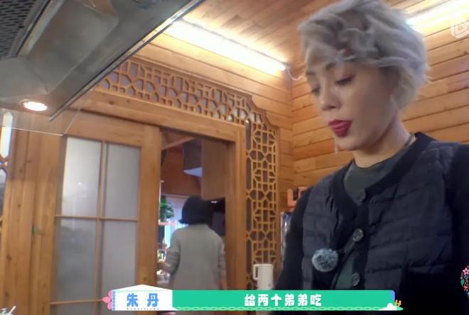 朱丹重男轻女惹争议！让弟弟吃鸡腿惹怒网友，节目组都不敢放正片