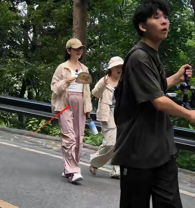 谢娜穿短裤__谢娜超短裤