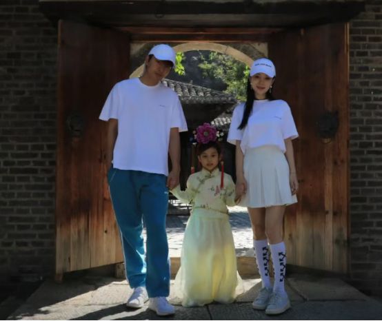 _贾乃亮和李小璐的孩子归谁_李小璐贾乃亮为女儿庆生