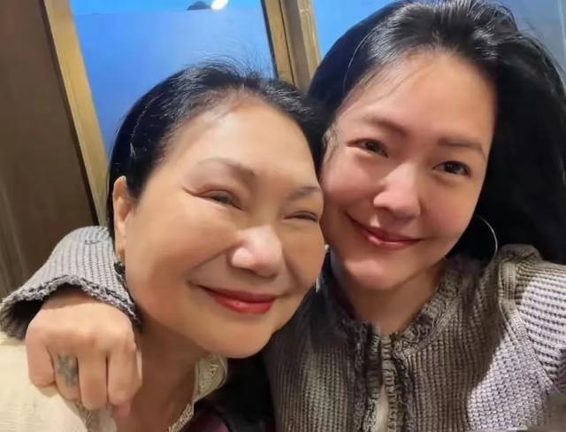 小S过47岁生日，跟友人合照曝光，被指悄悄登录内地账号观察舆情_小S过47岁生日，跟友人合照曝光，被指悄悄登录内地账号观察舆情_