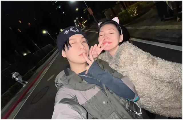 小S过47岁生日，跟友人合照曝光，被指悄悄登录内地账号观察舆情_小S过47岁生日，跟友人合照曝光，被指悄悄登录内地账号观察舆情_