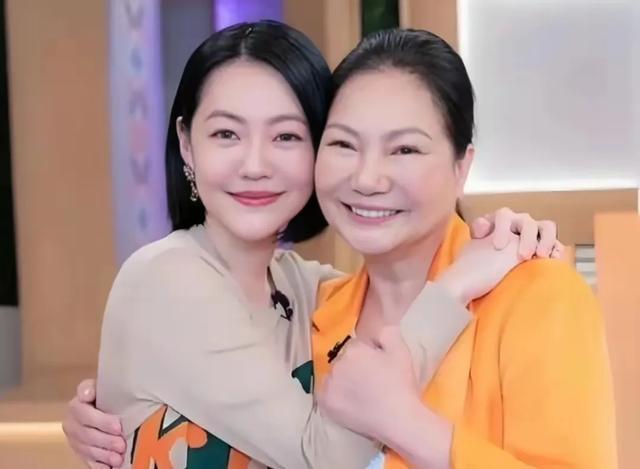小S过47岁生日，跟友人合照曝光，被指悄悄登录内地账号观察舆情__小S过47岁生日，跟友人合照曝光，被指悄悄登录内地账号观察舆情
