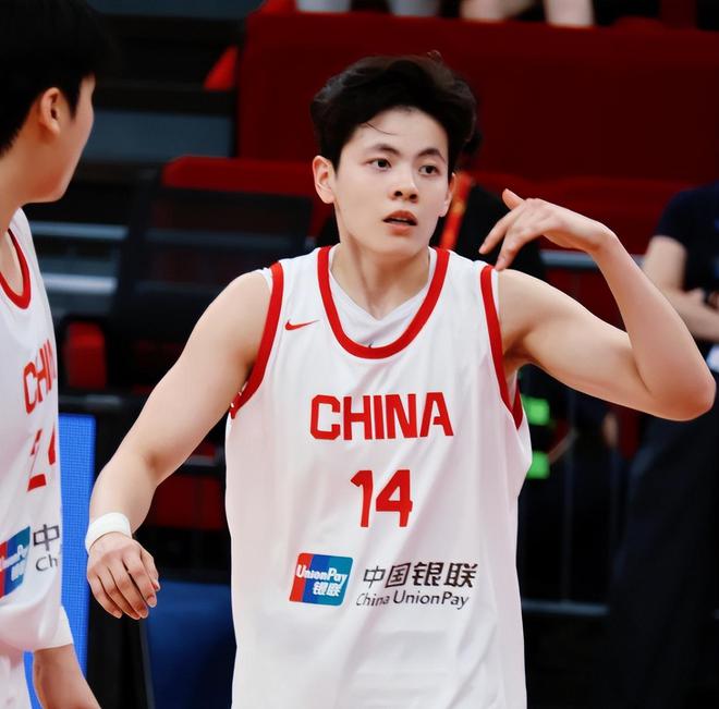 _鲁能球迷全场挥动手机_西安球迷全场喊贼