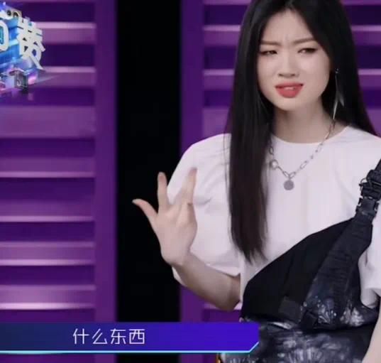 _内娱反卷天花板单依纯：在热搜里躺平的抽象派艺术家_内娱反卷天花板单依纯：在热搜里躺平的抽象派艺术家