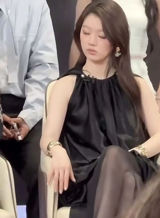 内娱反卷天花板单依纯：在热搜里躺平的抽象派艺术家_内娱反卷天花板单依纯：在热搜里躺平的抽象派艺术家_