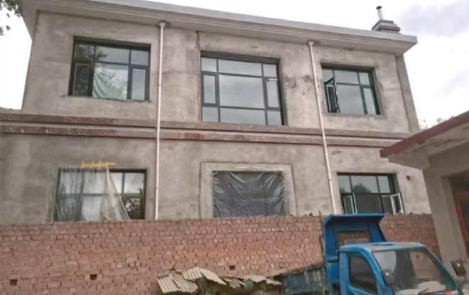 甘肃：邻居建房四面开窗，女子指责是侵犯隐私，她建高墙堵住窗户