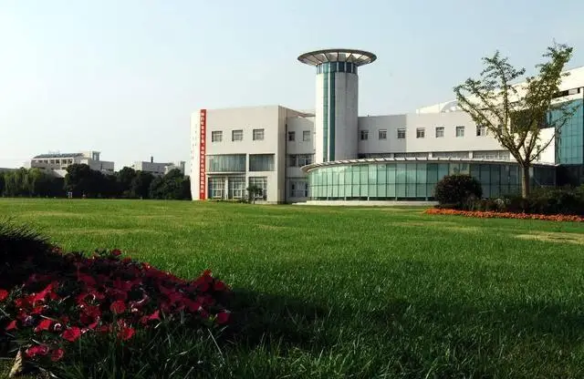公务员基层类难么_二本公务员工资_