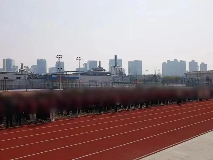 杭州一小学惊现学生集体流鼻血！一墙之隔的工厂成疑凶，政府紧急出手！
