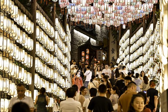 暑期消费乘“热”而上 夏日经济活力澎湃