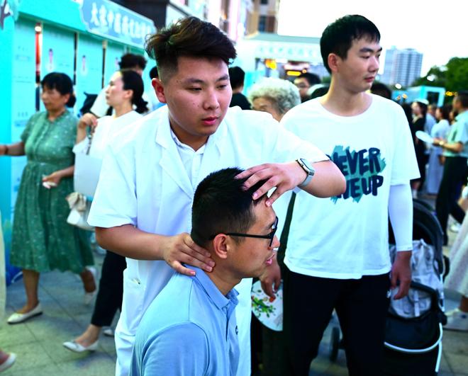 消费热情高涨_消费市场“活力涌动热力十足”_