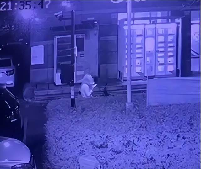 湖南一女子昏厥男子跪地施救被质疑“袭胸”，急救专家称心肺复苏时触碰胸部在所难免
