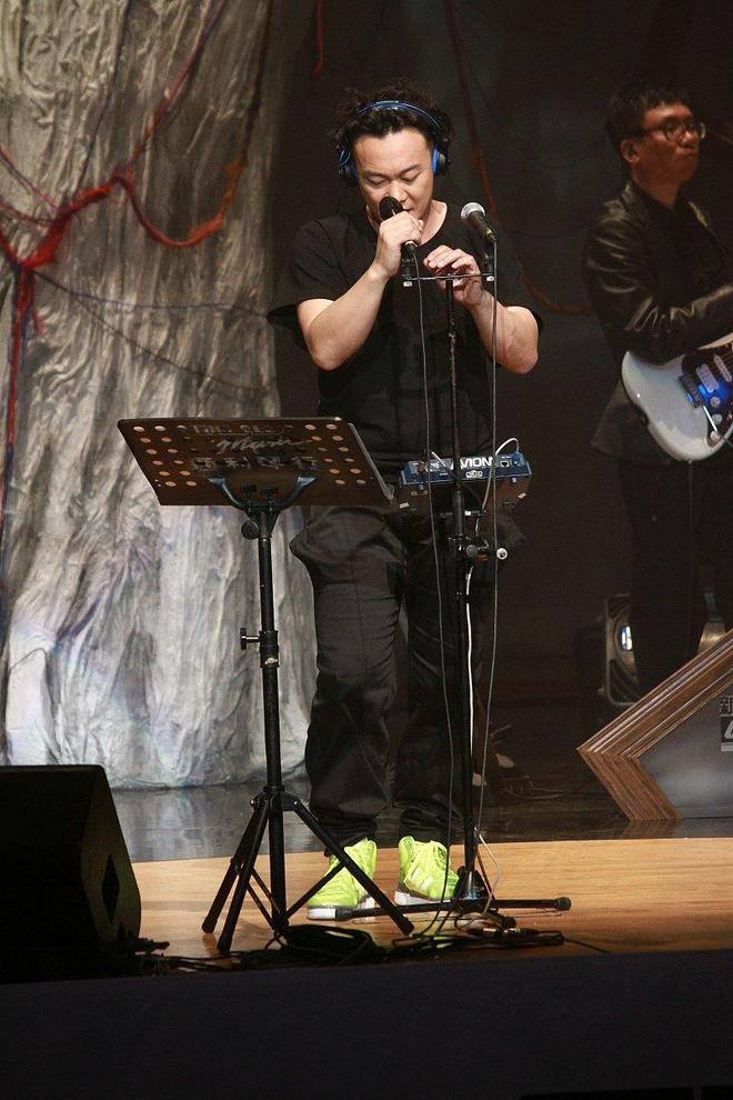 _陈奕迅舞台摔倒_陈奕迅演唱会摔跤