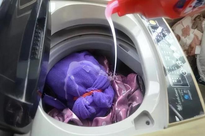 _保姆点燃窗帘烧死三人_保姆擦窗户