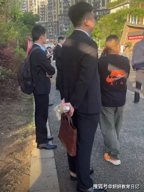 公务员面试冬装_公务员面试能穿羽绒服吗_