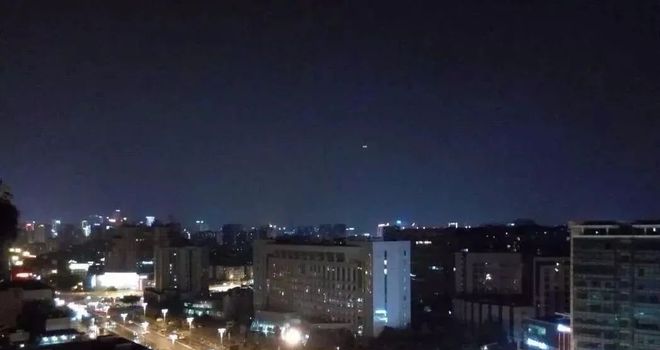 手握1500现金照片__房地产泡沫现金还值钱吗