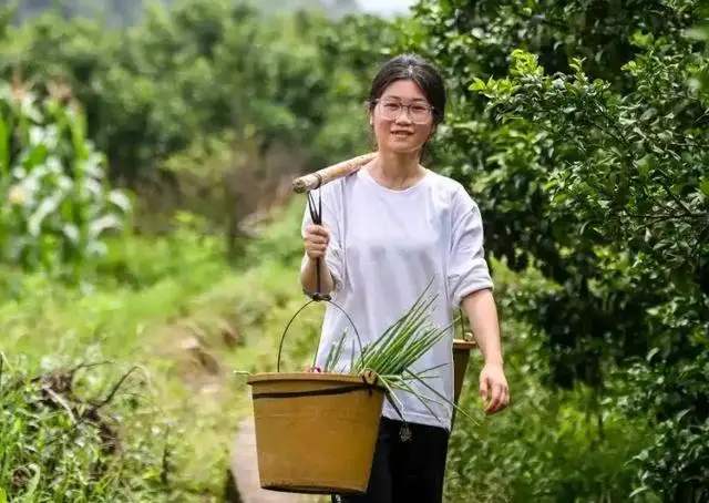 _新华社上门采访，扁担女孩最新发声，全家供她上学，透露高考情况_新华社上门采访，扁担女孩最新发声，全家供她上学，透露高考情况