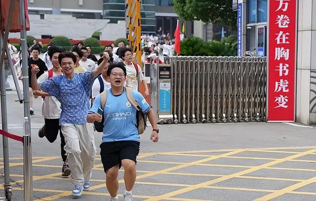 _新华社上门采访，扁担女孩最新发声，全家供她上学，透露高考情况_新华社上门采访，扁担女孩最新发声，全家供她上学，透露高考情况
