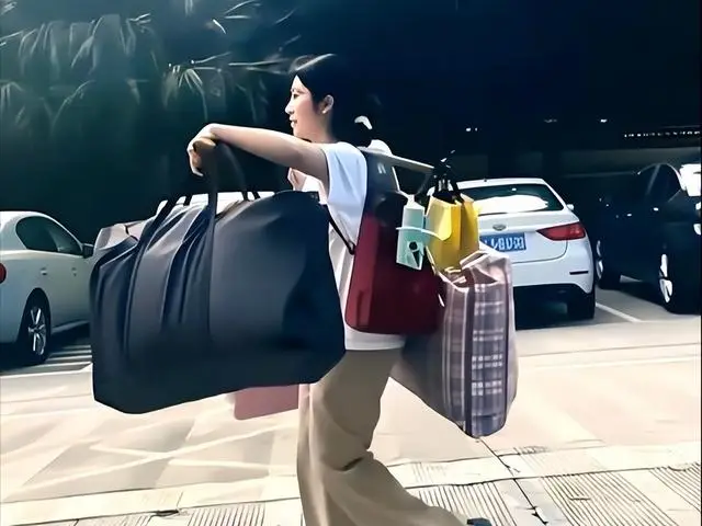 新华社上门采访，扁担女孩最新发声，全家供她上学，透露高考情况_新华社上门采访，扁担女孩最新发声，全家供她上学，透露高考情况_