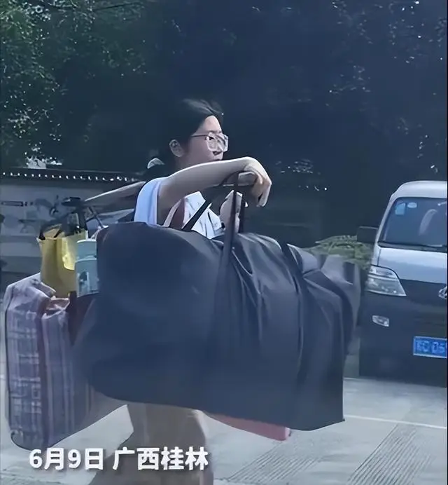 _新华社上门采访，扁担女孩最新发声，全家供她上学，透露高考情况_新华社上门采访，扁担女孩最新发声，全家供她上学，透露高考情况