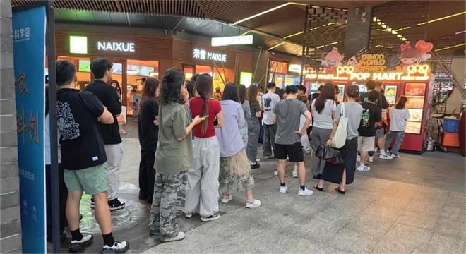 百万拍卖、全球疯抢，Labubu如何成为一代顶流？