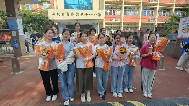 尊重他人中考题__高考结束考生摘镜忙