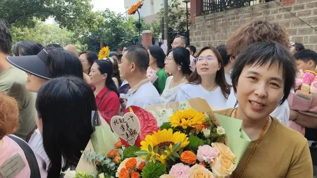 _高考结束考生摘镜忙_尊重他人中考题