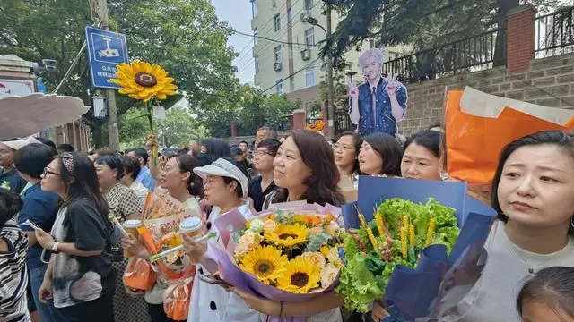 尊重他人中考题_高考结束考生摘镜忙_