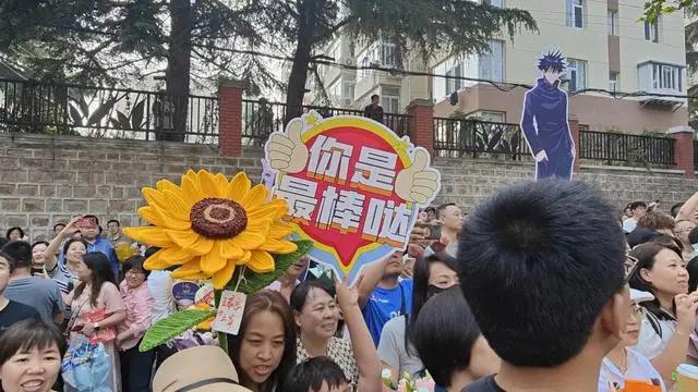 _高考结束考生摘镜忙_尊重他人中考题