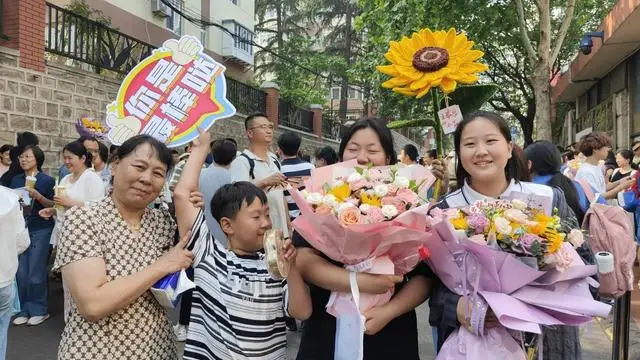 高考结束考生摘镜忙_尊重他人中考题_
