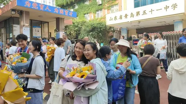 高考结束考生摘镜忙_尊重他人中考题_