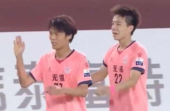 _争议！苏超解说员疑全程嘲讽球员太菜：球基本拿不住 3脚之后必丢_争议！苏超解说员疑全程嘲讽球员太菜：球基本拿不住 3脚之后必丢