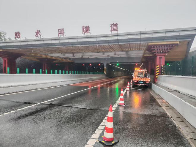 北京各条高速目前通行正常，首发养护已加强雨中巡视