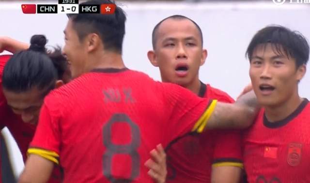 东亚杯第1球！国足打穿中国香港：全队狂欢 28岁国脚滑跪_东亚杯第1球！国足打穿中国香港：全队狂欢 28岁国脚滑跪_