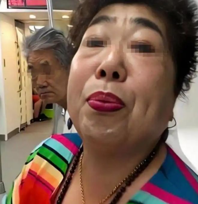 北京大妈公交车上打晕患癌姑娘，一巴掌断送退休后的美好幸福生活