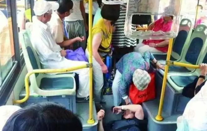 大妈公交骂人被打__网络说公交大妈