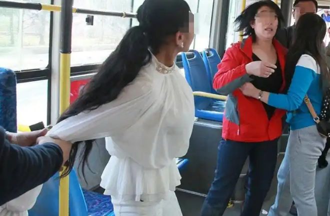 大妈公交骂人被打_网络说公交大妈_