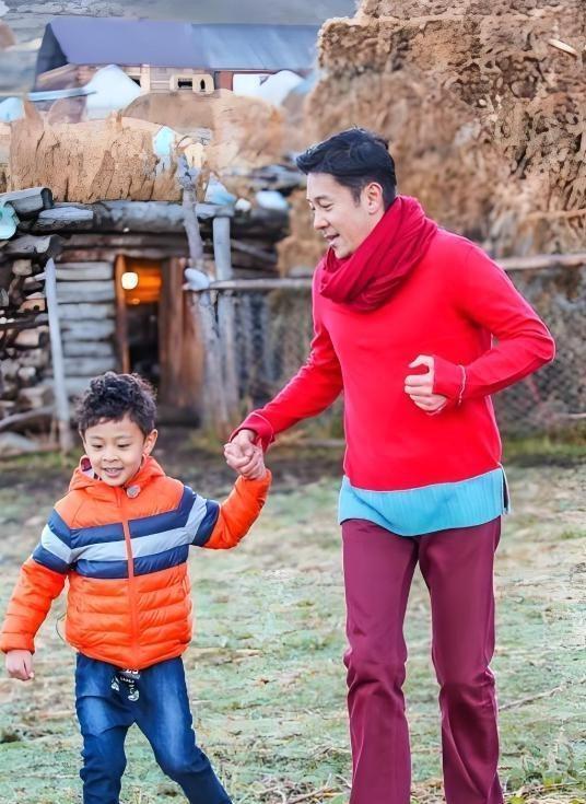 蔡国庆真的很幸福！妻子漂亮有钱还“不爱露面”，俩儿子也很优秀_蔡国庆真的很幸福！妻子漂亮有钱还“不爱露面”，俩儿子也很优秀_